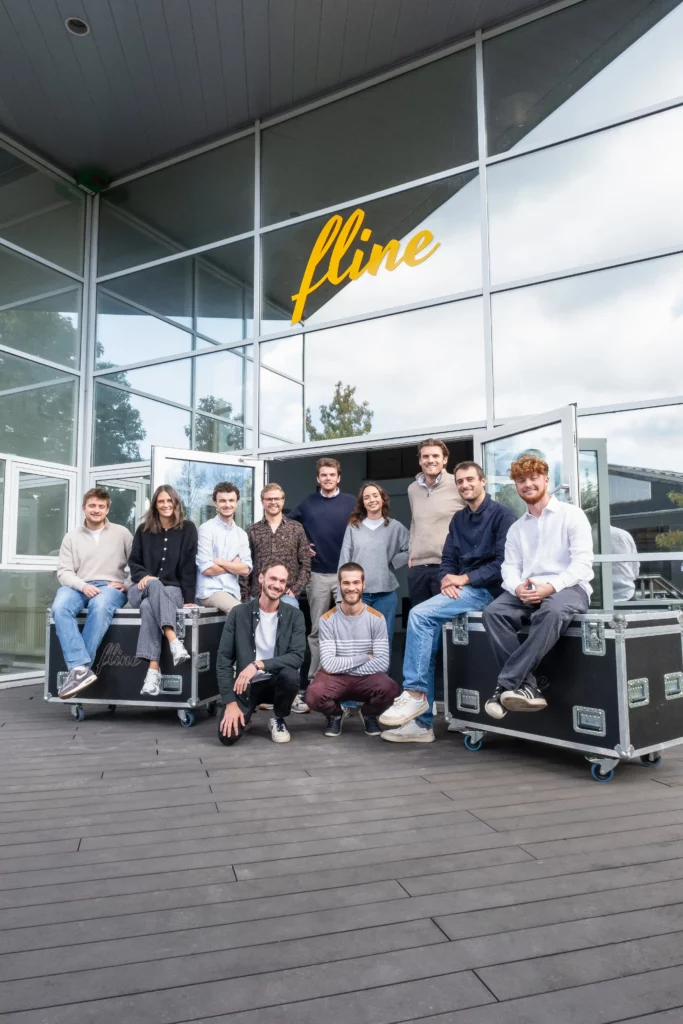Photo de l’équipe Fline rassemblée devant les locaux de l’entreprise dans une ambiance professionnelle et conviviale